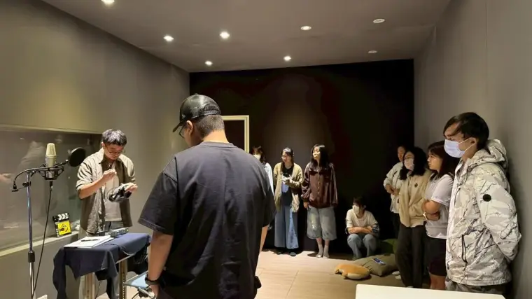 學生在麥克風前觀察 Foley 實體擬音