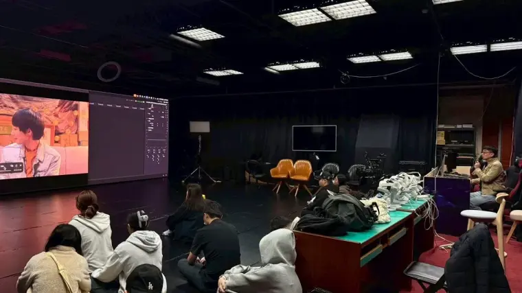 學生於黑盒劇場觀看影片與討論聲音