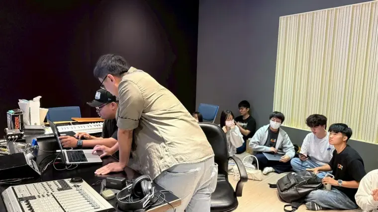 學生在錄音室接通自己的筆電進行聲音作業檢查