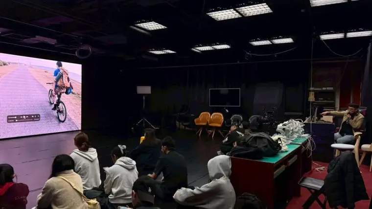 學生在劇場觀看影片，建立聲音與影像的初步感知